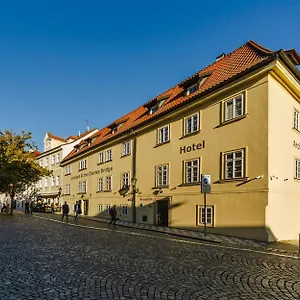 Archibald At The Charles Bridge 4* Praag
